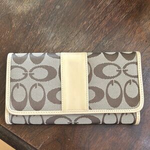 🟠Vintage Coach wallet. Excellent condition.